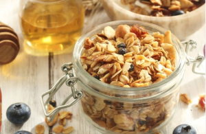 Hạt granola và mật ong