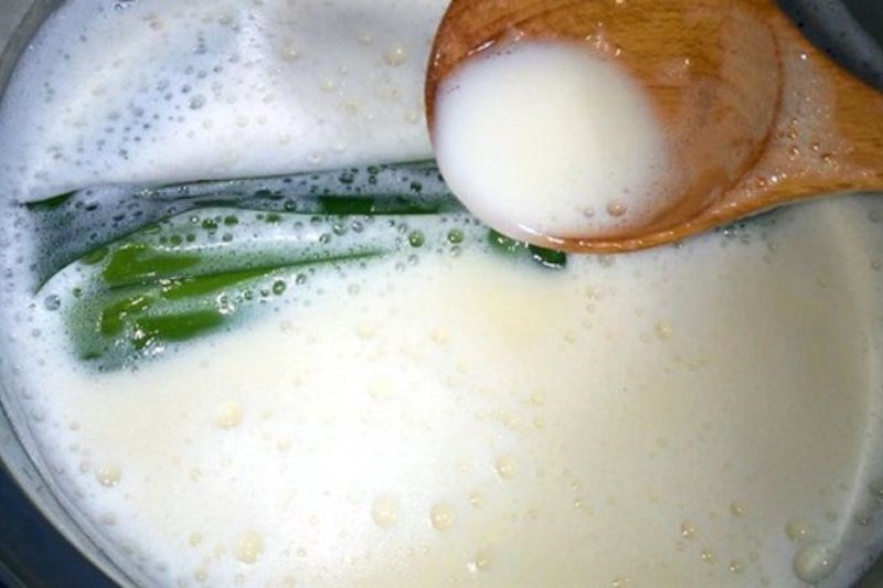 Sữa tươi được đun nóng cùng lá dứa tạo hương thơm tự nhiên, béo ngậy và hấp dẫn. Thức uống giàu dinh dưỡng, thích hợp dùng cho bữa sáng hoặc làm nguyên liệu chế biến các món tráng miệng.